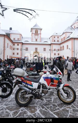 Augustusburg, Germania. 13 gennaio 2024. I visitatori della riunione invernale dei motociclisti nel cortile del castello di Augustusburg. Il tradizionale raduno dei motociclisti si svolge per la 51esima volta. Credito: Sebastian Willnow/dpa/Alamy Live News Foto Stock