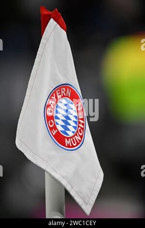 Muenchen, Deutschland. 12 gennaio 2024. Eckfahne FC Bayern Muenchen Logo FC Bayern Muenchen vs TSG 1899 Hoffenheim 12.01.2024 DFL REGOLAMENTI VIETANO QUALSIASI USO DI FOTOGRAFIE COME SEQUENZE DI IMMAGINI E/O QUASI-VIDEO/dpa/Alamy Live News Foto Stock