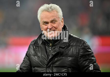 Muenchen, Deutschland. 12 gennaio 2024. Ehemaliger Nationaltorwart Torwart Sepp Maier FC Bayern Muenchen vs TSG 1899 Hoffenheim 12.01.2024 NORMATIVE DFL VIETANO QUALSIASI USO DI FOTOGRAFIE COME SEQUENZE DI IMMAGINI E/O QUASI-VIDEO/dpa/Alamy Live News Foto Stock