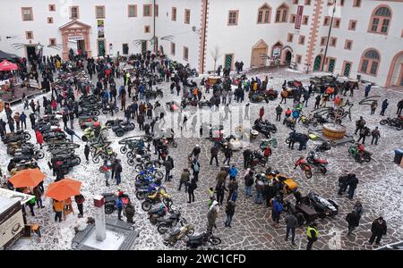 Augustusburg, Germania. 13 gennaio 2024. I visitatori della riunione invernale dei motociclisti nel cortile del castello di Augustusburg. Il tradizionale raduno dei motociclisti si svolge per la 51esima volta. Credito: Sebastian Willnow/dpa/Alamy Live News Foto Stock