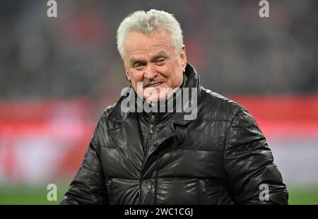 Muenchen, Deutschland. 12 gennaio 2024. Ehemaliger Nationaltorwart Torwart Sepp Maier FC Bayern Muenchen vs TSG 1899 Hoffenheim 12.01.2024 NORMATIVE DFL VIETANO QUALSIASI USO DI FOTOGRAFIE COME SEQUENZE DI IMMAGINI E/O QUASI-VIDEO/dpa/Alamy Live News Foto Stock