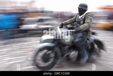 Augustusburg, Germania. 13 gennaio 2024. Un visitatore dell'incontro invernale dei motociclisti nel cortile del castello di Augustusburg. Il tradizionale raduno dei motociclisti si svolge per la 51esima volta. Credito: Sebastian Willnow/dpa/Alamy Live News Foto Stock