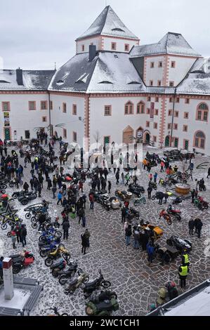 Augustusburg, Germania. 13 gennaio 2024. I visitatori della riunione invernale dei motociclisti nel cortile del castello di Augustusburg. Il tradizionale raduno dei motociclisti si svolge per la 51esima volta. Credito: Sebastian Willnow/dpa/Alamy Live News Foto Stock