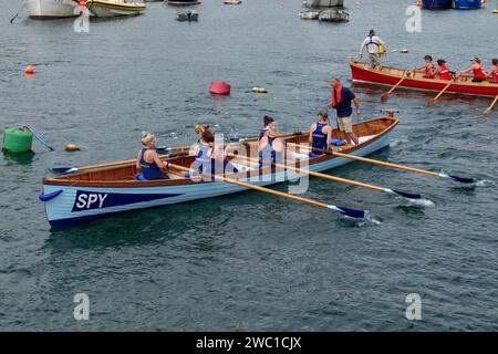 L'equipaggio di SPIE si dirige verso la partenza del concerto di pilota femminile alla regata: Mevagissey, Cornovaglia, Inghilterra, Regno Unito Foto Stock