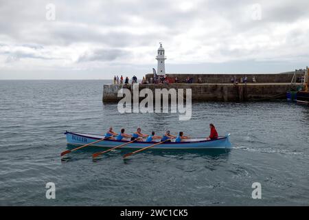 L'equipaggio di Buller si dirige verso la partenza del concerto di pilota femminile alla regata: Mevagissey, Cornovaglia, Inghilterra, Regno Unito Foto Stock