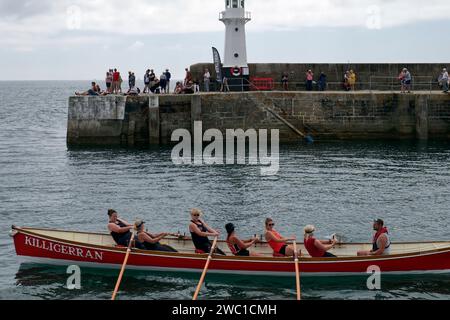 L'equipaggio di Killigerran si dirige verso la partenza del concerto di pilota femminile alla regata: Mevagissey, Cornovaglia, Inghilterra, Regno Unito Foto Stock