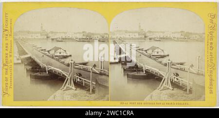 Ponte in barca sul Reno vicino a Coblenza, Germania, Guglielmo Inghilterra, 1867 - 1868 stereografo Koblenz cartone. l'albume di carta stampa il fiume. ponte di pontone. Prospettiva della città, panorama della città, sagoma della città di Coblenza. Reno Foto Stock