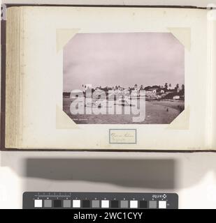 Veduta delle navi al largo della costa di Dar es Salaam, Anonimo, 1897 Fotografia parte dell'album con 191 foto di un viaggio da e per il Sud Africa. Carta DAR es Salaam. Supporto fotografico collotipo Harbour dar es Salaam Foto Stock