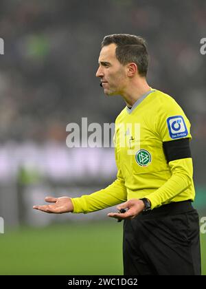 Muenchen, Deutschland. 12 gennaio 2024. L'arbitro di Schiedsrichter Benjamin Brand Gestik Geste FC Bayern Muenchen vs TSG 1899 Hoffenheim 12.01.2024 REGOLAMENTI DFL VIETANO QUALSIASI USO DI FOTOGRAFIE COME SEQUENZE DI IMMAGINI E/O QUASI-VIDEO/dpa/Alamy Live News Foto Stock