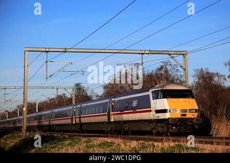 82211 LNER, White Livery train, East Coast Main Line Railway, Grantham, Lincolnshire, Inghilterra, Regno Unito Foto Stock