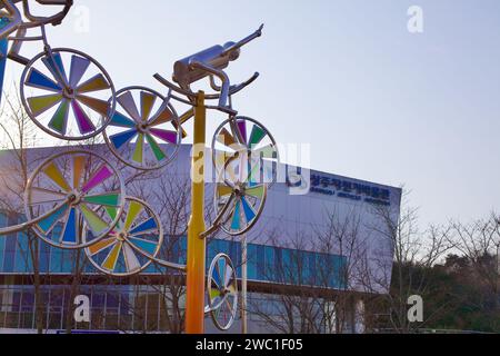 Città di Sangju, Corea del Sud - 9 marzo 2017: Sculture artistiche che adornano le vicinanze del Sangju Bicycle Museum, che esprimono una miscela di arte culturale e cultura Foto Stock