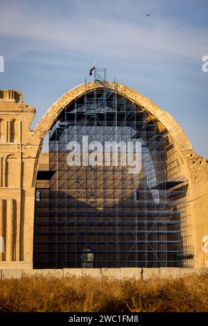 Arco monumentale in mattoni del vi secolo del palazzo sasanide Iwan Kisra, al-Madada'in, Iraq Foto Stock