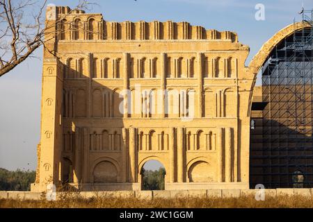 Arco monumentale in mattoni del vi secolo del palazzo sasanide Iwan Kisra, al-Madada'in, Iraq Foto Stock