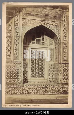 Decorazioni intorno a una finestra della tomba di Itimad-ud-Daulah ad Agra, Uttar Pradesh, India, anonimo, 1865 - 1890 Fotografia Agra paper. Finestra di stampa di albumi di cartone Tombe van Itimad-ud-Daulah Foto Stock