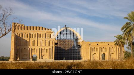 Arco monumentale in mattoni del vi secolo del palazzo sasanide Iwan Kisra, al-Madada'in, Iraq Foto Stock