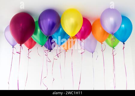 Palloncini colorati e luminosi volano sotto il soffitto Foto Stock