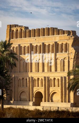 Facciata monumentale del vi secolo del palazzo sasanide Iwan Kisra, al-Madada'in, Iraq Foto Stock