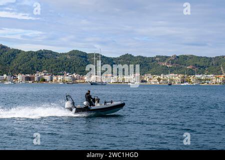 Motoscafo gonfiabile in mare in corso. Gommone che naviga in mare. Motoscafo. Foto Stock
