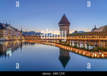 Lucerna, Svizzera, con il Ponte della Cappella e la torre dell'acqua sul fiume Reuss all'alba. Foto Stock