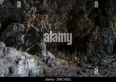 Grotta con stalattiti e stalagmiti. Una grotta nella montagna in Turchia vicino a Marmaris. Splendida vista su un terreno sotterraneo. Foto Stock