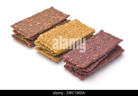 Pile di diversi tipi di pane croccante vegetale naturale con semi di sesamo isolati su bianco Foto Stock