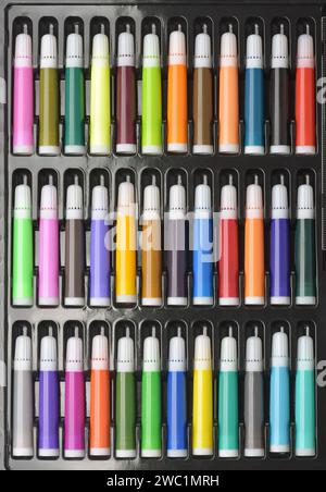 Vista dall'alto delle penne colorate in feltro in scatola nera Foto Stock