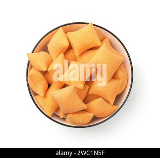 Vista dall'alto dei cuscini di cereali di grano in una ciotola in ceramica isolata su bianco Foto Stock