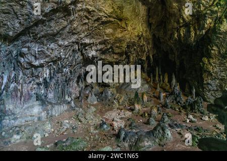 Grotta con stalattiti e stalagmiti. Una grotta nella montagna in Turchia vicino a Marmaris. Splendida vista su un terreno sotterraneo. Foto Stock