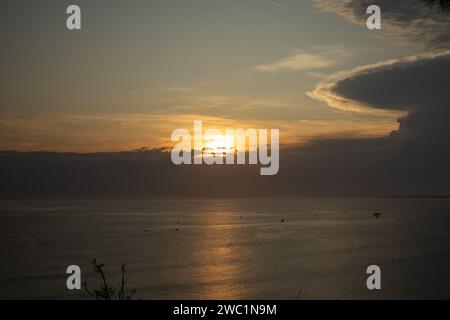 Tramonto con nuvole di pioggia su Praia grande ad Arraial do Cabo Rio de Janeiro Foto Stock