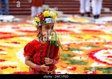 21 febbraio 2023: Shahid Minar centrale con corone e fiori mentre la nazione rende omaggio ai martiri del movimento linguistico il 21 febbraio. Dhaka, B. Foto Stock