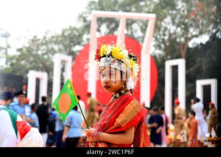 21 febbraio 2023: Shahid Minar centrale con corone e fiori mentre la nazione rende omaggio ai martiri del movimento linguistico il 21 febbraio. Dhaka, B. Foto Stock