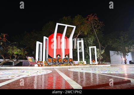 21 febbraio 2023: Shahid Minar centrale con corone e fiori mentre la nazione rende omaggio ai martiri del movimento linguistico il 21 febbraio. Dhaka, B. Foto Stock