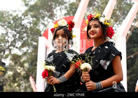 21 febbraio 2023: Shahid Minar centrale con corone e fiori mentre la nazione rende omaggio ai martiri del movimento linguistico il 21 febbraio. Dhaka, B. Foto Stock