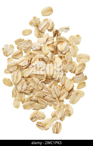 Mucchio di cereali crudi di fiocchi d'avena, primo piano, isolato su sfondo bianco Foto Stock