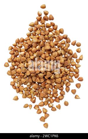 Mucchio di chicchi di grano saraceno interi crudi, primo piano, isolato su sfondo bianco Foto Stock