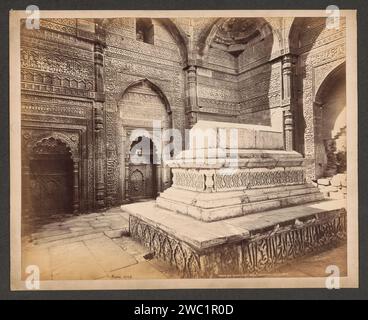 Tomba Iltutmish nel complesso Qutb a Delhi, India, Samuel Bourne, 1863 - 1866 Fotografia la prima tomba islamica in India si trova nel complesso QUTB. È la tomba del sultano Iletutmish dei Mamlukkendynasty che fondò l'autorità islamica a Delhi. Cartone Qutb-complesso. stampa di albumi di carta tomba, tomba. tempio, santuario  Islam, Mohammedanismo Qutb-Complex Foto Stock