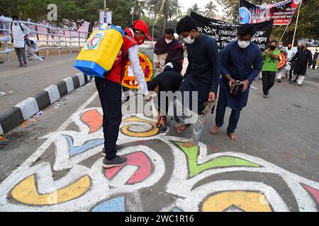 21 febbraio 2021: Shahid Minar centrale con corone e fiori mentre la nazione rende omaggio ai martiri del movimento linguistico il 21 febbraio. Dhaka, B. Foto Stock