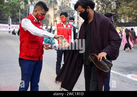 21 febbraio 2021: Shahid Minar centrale con corone e fiori mentre la nazione rende omaggio ai martiri del movimento linguistico il 21 febbraio. Dhaka, B. Foto Stock