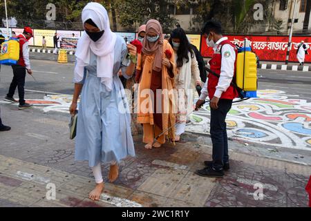 21 febbraio 2021: Shahid Minar centrale con corone e fiori mentre la nazione rende omaggio ai martiri del movimento linguistico il 21 febbraio. Dhaka, B. Foto Stock