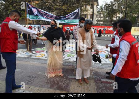 21 febbraio 2021: Shahid Minar centrale con corone e fiori mentre la nazione rende omaggio ai martiri del movimento linguistico il 21 febbraio. Dhaka, B. Foto Stock