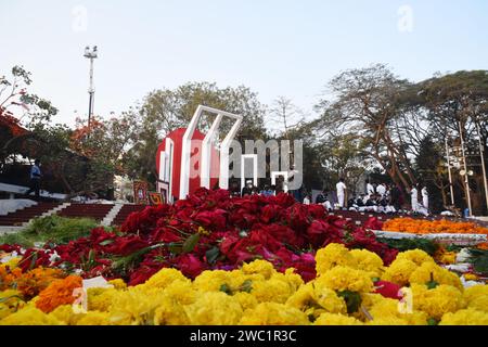 21 febbraio 2021: Shahid Minar centrale con corone e fiori mentre la nazione rende omaggio ai martiri del movimento linguistico il 21 febbraio. Dhaka, B. Foto Stock