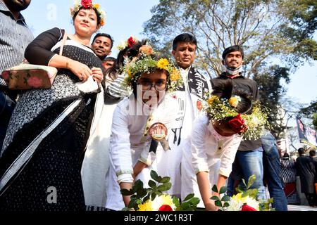 21 febbraio 2021: Shahid Minar centrale con corone e fiori mentre la nazione rende omaggio ai martiri del movimento linguistico il 21 febbraio. Dhaka, B. Foto Stock