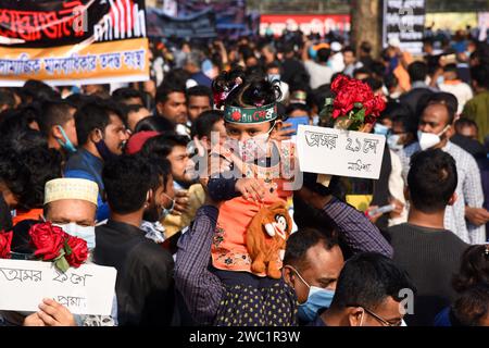 21 febbraio 2021: Shahid Minar centrale con corone e fiori mentre la nazione rende omaggio ai martiri del movimento linguistico il 21 febbraio. Dhaka, B. Foto Stock