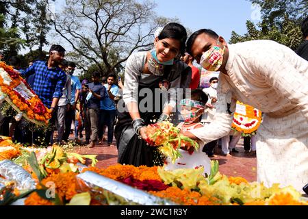 21 febbraio 2021: Shahid Minar centrale con corone e fiori mentre la nazione rende omaggio ai martiri del movimento linguistico il 21 febbraio. Dhaka, B. Foto Stock