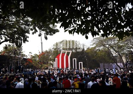 21 febbraio 2021: Shahid Minar centrale con corone e fiori mentre la nazione rende omaggio ai martiri del movimento linguistico il 21 febbraio. Dhaka, B. Foto Stock