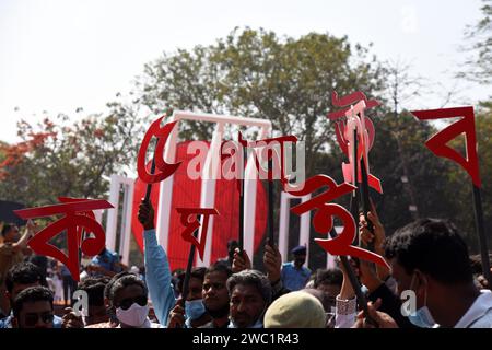 21 febbraio 2021: Shahid Minar centrale con corone e fiori mentre la nazione rende omaggio ai martiri del movimento linguistico il 21 febbraio. Dhaka, B. Foto Stock