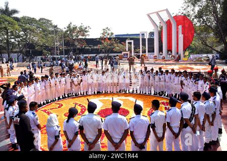 21 febbraio 2021: Shahid Minar centrale con corone e fiori mentre la nazione rende omaggio ai martiri del movimento linguistico il 21 febbraio. Dhaka, B. Foto Stock