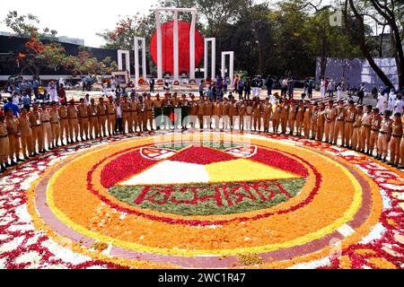 21 febbraio 2021: Shahid Minar centrale con corone e fiori mentre la nazione rende omaggio ai martiri del movimento linguistico il 21 febbraio. Dhaka, B. Foto Stock