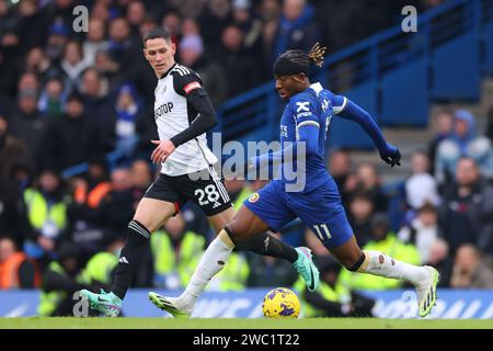 13 gennaio 2024; Stamford Bridge, Chelsea, Londra, Inghilterra: Premier League Football, Chelsea vs Fulham; Noni Madueke del Chelsea affronta Sasa Lukic del Fulham Credit: Action Plus Sports Images/Alamy Live News Foto Stock