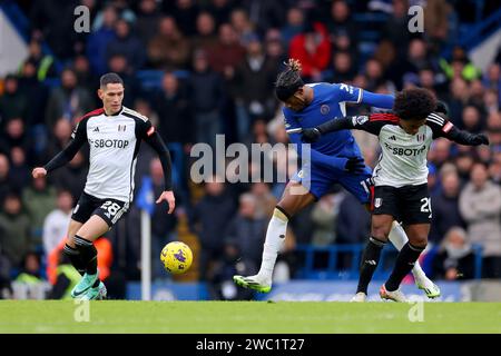 13 gennaio 2024; Stamford Bridge, Chelsea, Londra, Inghilterra: Premier League Football, Chelsea vs Fulham; Noni Madueke del Chelsea affronta Willian di Fulham credito: Action Plus Sports Images/Alamy Live News Foto Stock